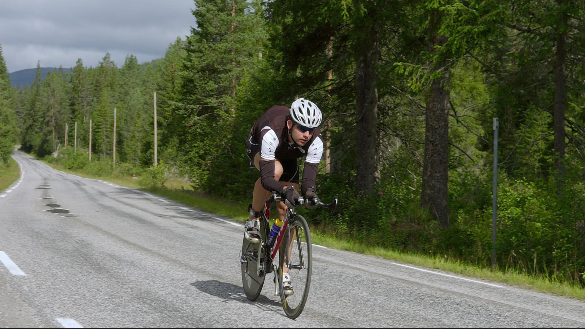 英超争冠白热化，曼城、利物浦、阿森纳三强鼎立，赛季末悬念迭起